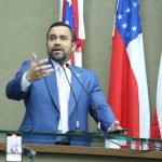 Dr. George Lins entrega Medalha Ruy Araújo a Maria de Jesus Lins, presidente da Jucea