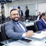 Projeto do deputado Dr. George Lins propõe desconto de 10% na compra de livros para estudantes do Amazonas