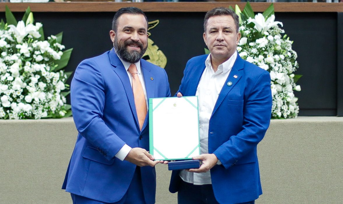 Dr. George Lins homenageia educador de Humaitá com a ‘Medalha Ignês de Vasconcellos Dias’