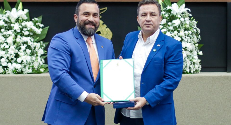 Dr. George Lins homenageia educador de Humaitá com a ‘Medalha Ignês de Vasconcellos Dias’
