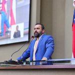 Dr. George Lins homenageia educador de Humaitá com a ‘Medalha Ignês de Vasconcellos Dias’