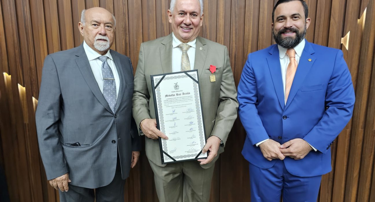 entrega medalha Ruy Araújo - presidente do TREA-AM
