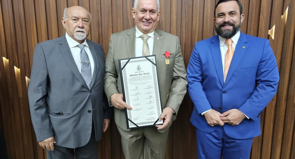 entrega medalha Ruy Araújo - presidente do TREA-AM