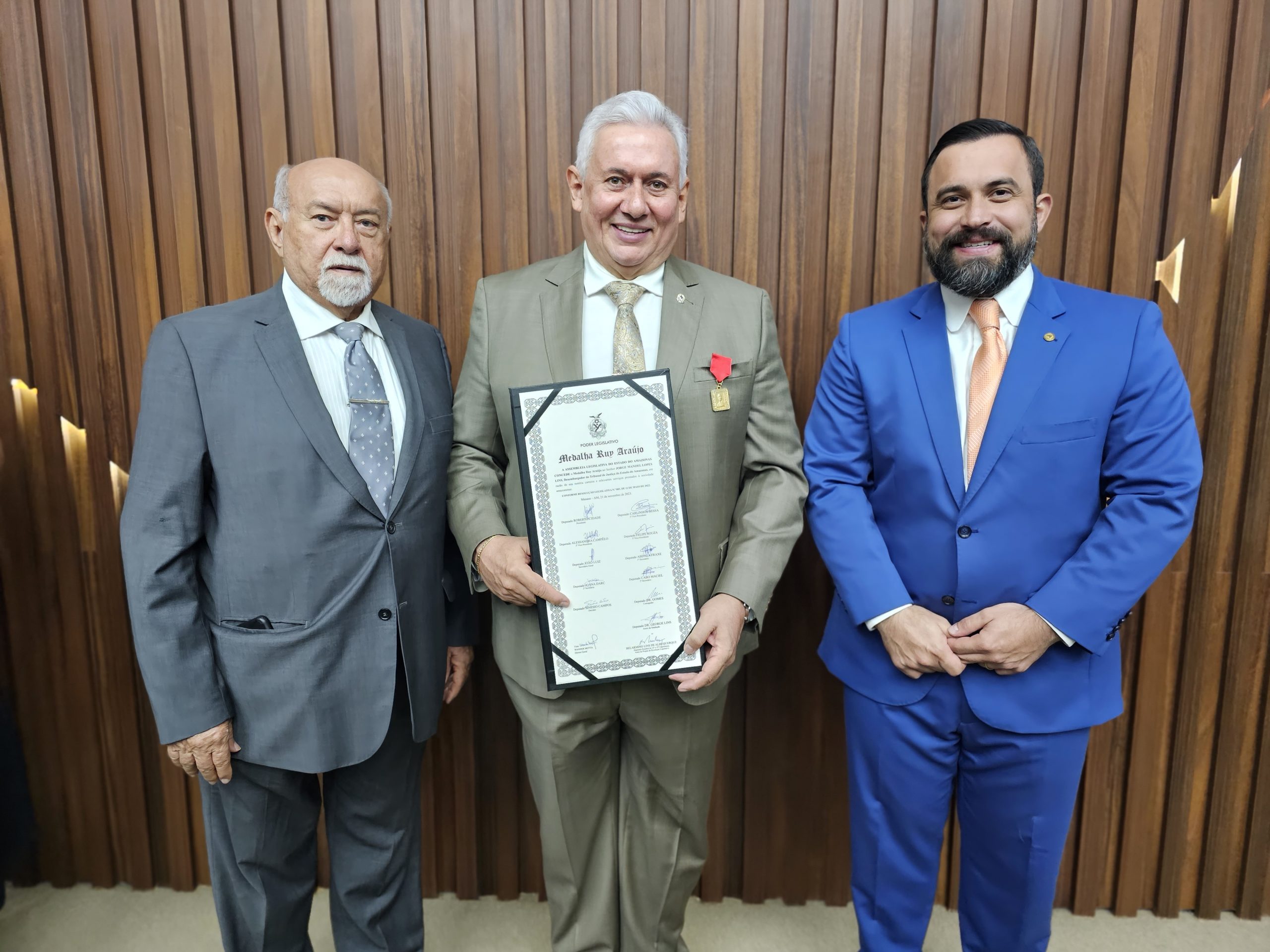 entrega medalha Ruy Araújo - presidente do TREA-AM
