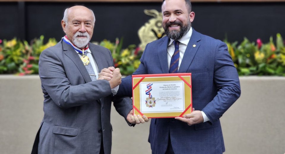 Ex-deputado Belarmino Lins é homenageado com Medalha da Ordem do Mérito Legislativo na Aleam