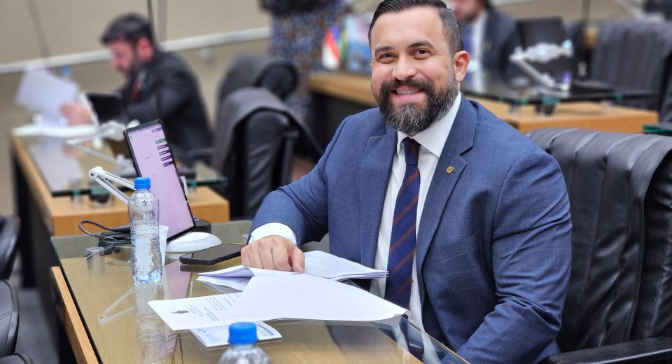 A ambliopia, conhecida como "olho preguiçoso", é uma condição que afeta a visão, especialmente em crianças. O projeto visa realizar testes de acuidade visual, motilidade ocular e fundoscopia para detectar precocemente esta condição. Estes testes serão conduzidos por médicos oftalmologistas em parceria com as Secretarias Estaduais de Saúde e Educação.