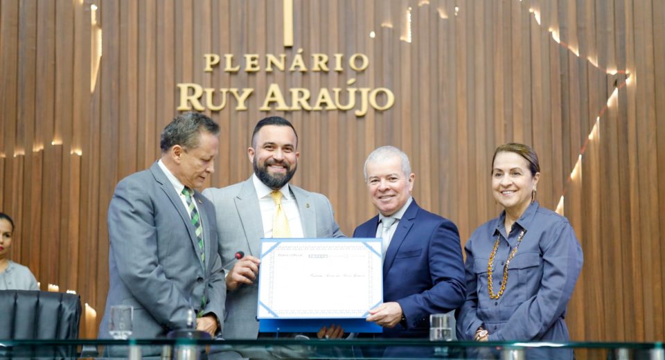 Dr. Rubem Alves da Silva Júnior recebe Título de Cidadão do Amazonas na Aleam