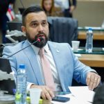 Deputado Dr. George Lins prestigia outorga da Medalha de Ouro ao juiz Fabrício Frota Marques, membro da Corte Eleitoral do AM