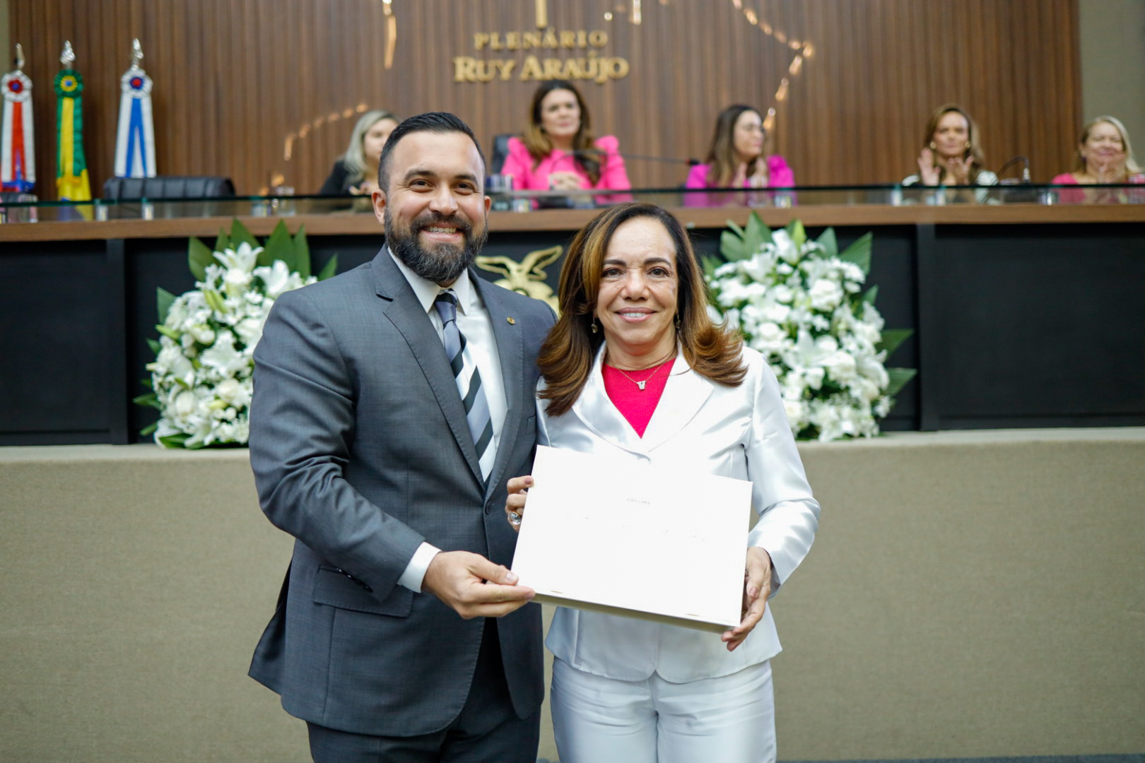 O Diploma Mulher Cidadã Amazonense é uma distinção oferecida pela Casa Legislativa a mulheres notáveis que contribuíram significativamente para o desenvolvimento e o bem-estar da sociedade amazonense.