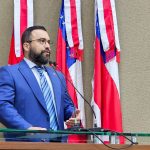 Projeto do deputado Dr. George Lins propõe desconto de 10% na compra de livros para estudantes do Amazonas