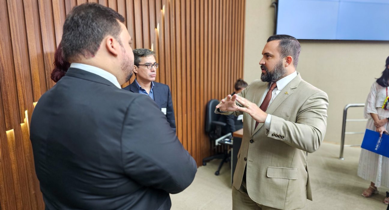 Deputado Dr. George Lins cede tempo para destacar programa Zona Franca de Portas Abertas