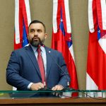 Dr. George Lins homenageia desembargador João Simões com a Medalha Ruy Araújo