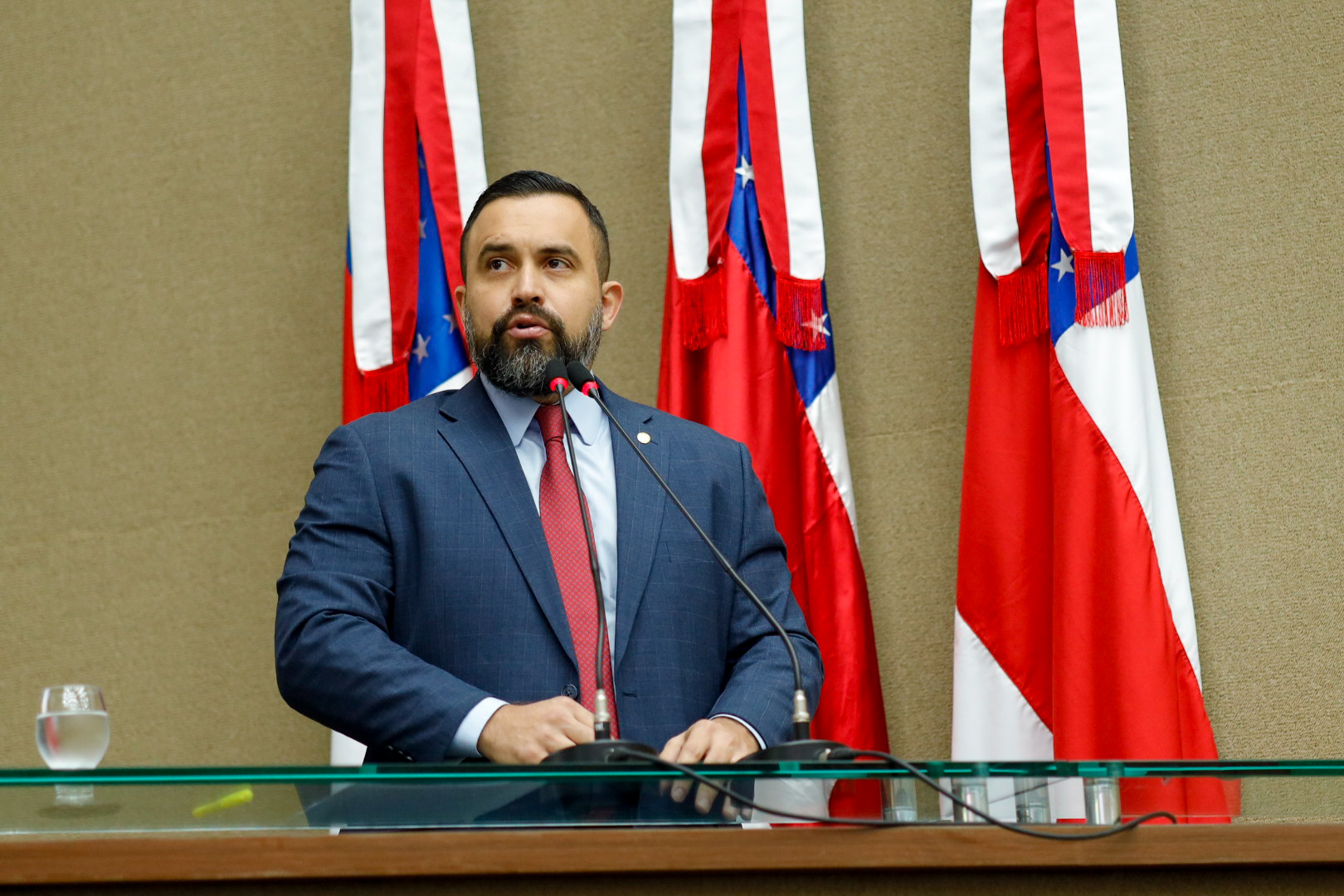 Dr. George Lins destacou as dificuldades enfrentadas pelos pacientes do interior, que muitas vezes dependem das casas de apoio municipais, nem sempre disponíveis ou adequadas para a demanda.