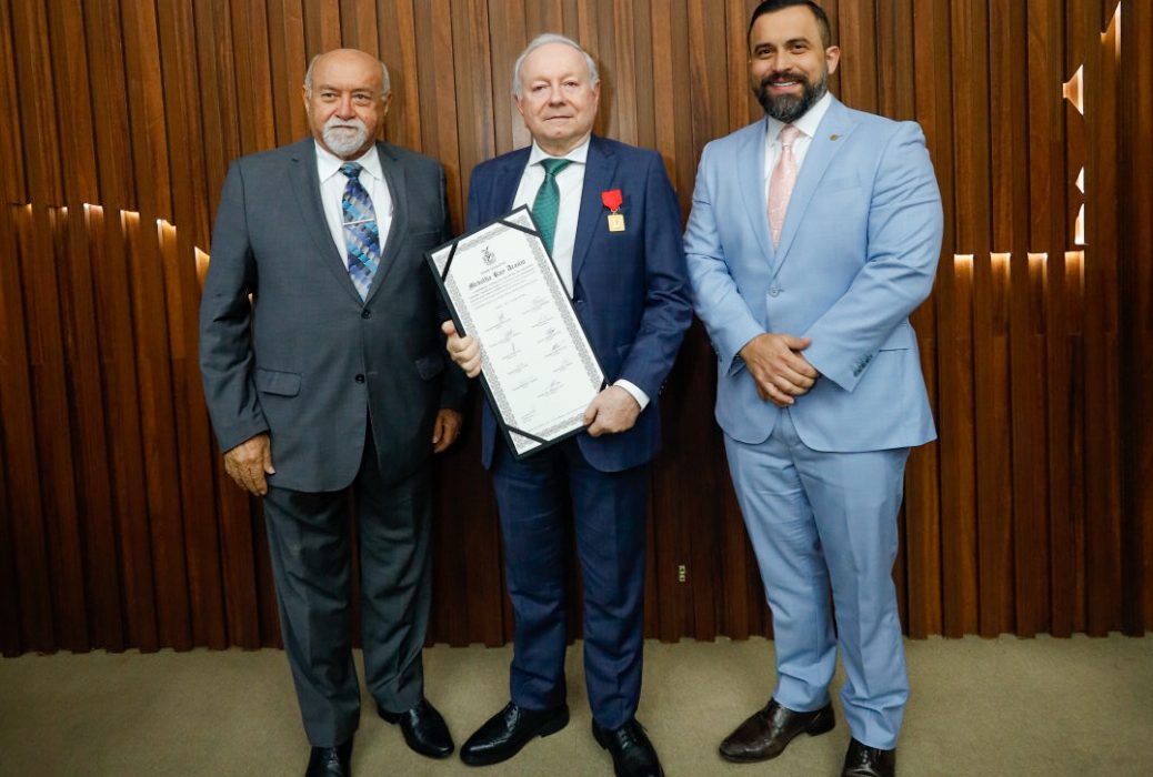 O evento contou com a presença de autoridades, parlamentares, familiares e amigos do desembargador.