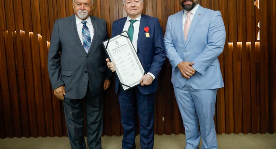 O evento contou com a presença de autoridades, parlamentares, familiares e amigos do desembargador.