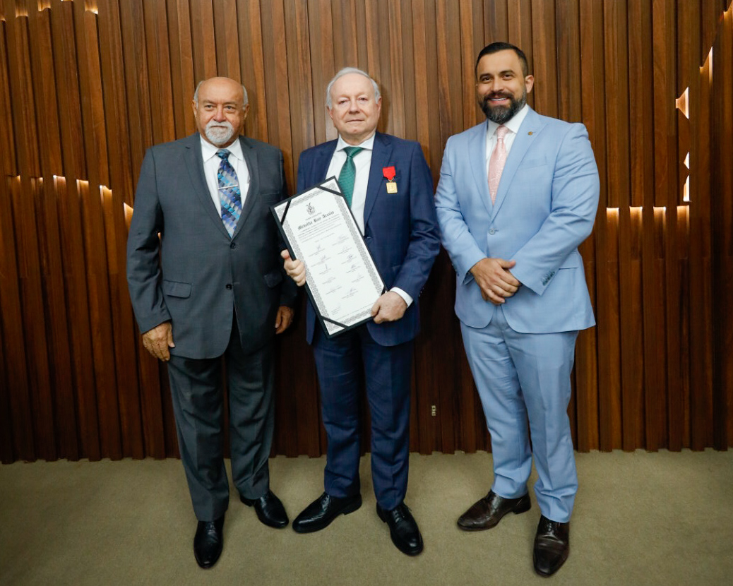 O evento contou com a presença de autoridades, parlamentares, familiares e amigos do desembargador.