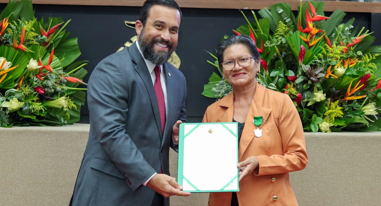 Dr. George Lins entrega Medalha Ignez de Vasconcellos Dias à professora Odivana Ferreira Araújo na Aleam