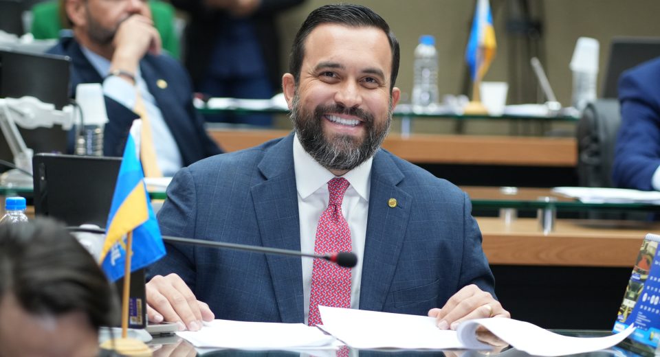 O projeto visa antecipar e organizar ações preventivas e preparatórias para lidar com doenças como dengue, gripe, asma, entre outras que afetam a população em períodos específicos do ano.