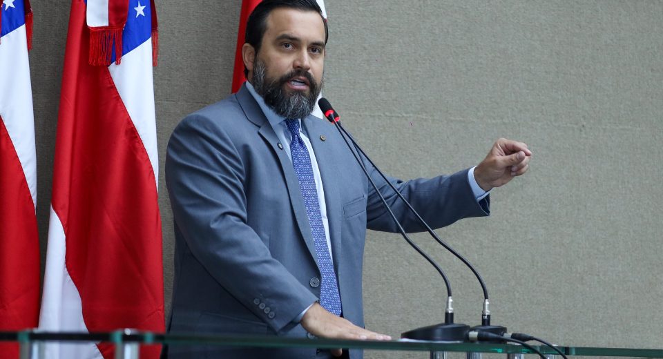 Dr. George Lins assegura transporte aéreo para trabalhadores de Carauari até 2026