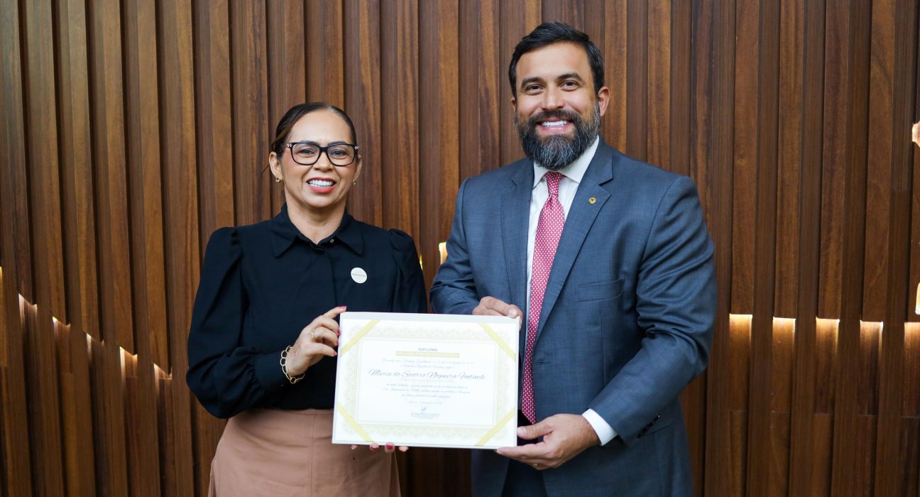 Dr. George Lins homenageia prefeita Socorro Nogueira com o Diploma Mulher Cidadã na Aleam