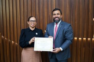 Dr. George Lins homenageia prefeita Socorro Nogueira com o Diploma Mulher Cidadã na Aleam