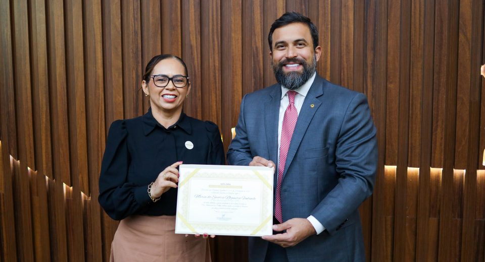 Dr. George Lins homenageia prefeita Socorro Nogueira com o Diploma Mulher Cidadã na Aleam