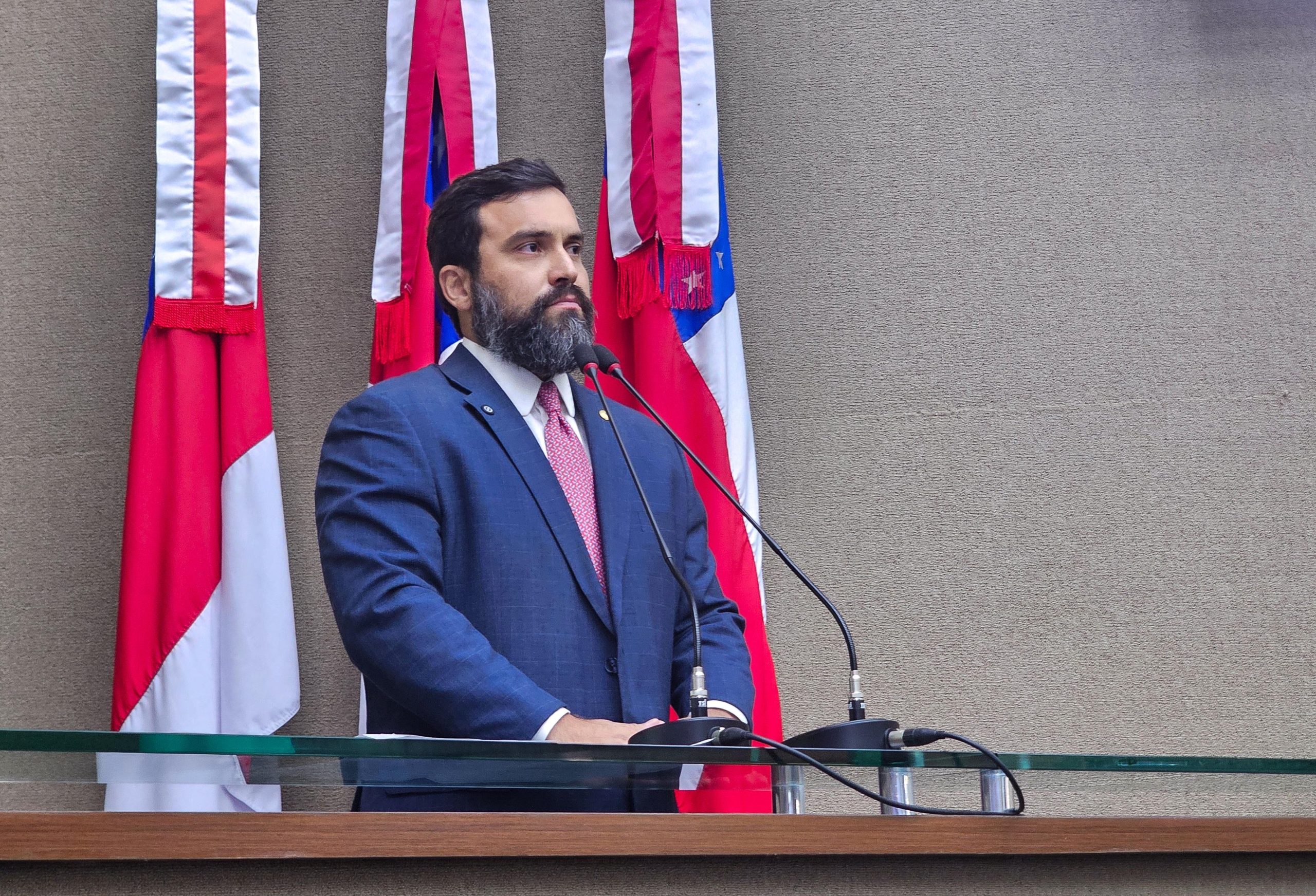 Dr. George Lins presta homenagem póstuma a Divaldo Franco em discurso na Aleam