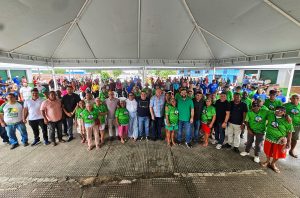 Van adquirida com emenda do deputado Dr. George Lins garante transporte para idosos em Atalaia do Norte
