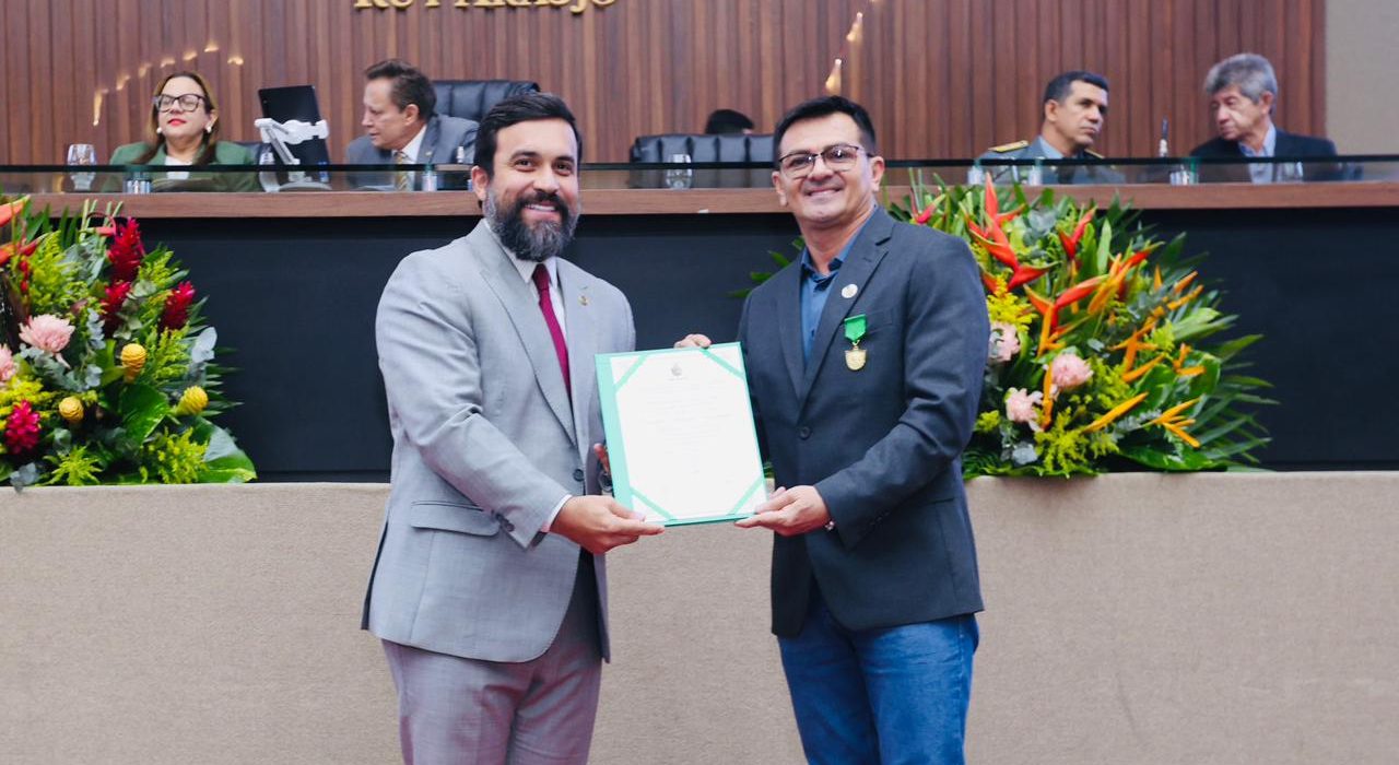 Deputado Dr. George Lins homenageia professor de Novo Aripuanã com a Medalha do Mérito Legislativo Educacional
