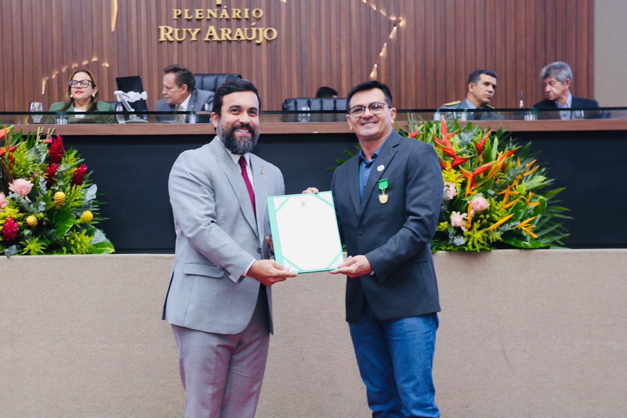 Deputado Dr. George Lins homenageia professor de Novo Aripuanã com a Medalha do Mérito Legislativo Educacional