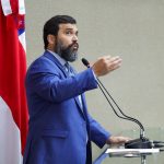 Van adquirida com emenda do deputado Dr. George Lins garante transporte para idosos em Atalaia do Norte