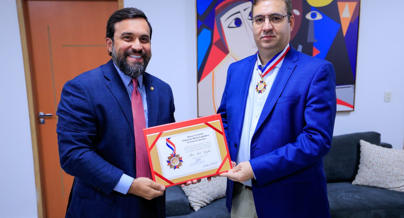 Dr. George Lins homenageia Alex Del Giglio com a Medalha da Ordem do Mérito Legislativo
