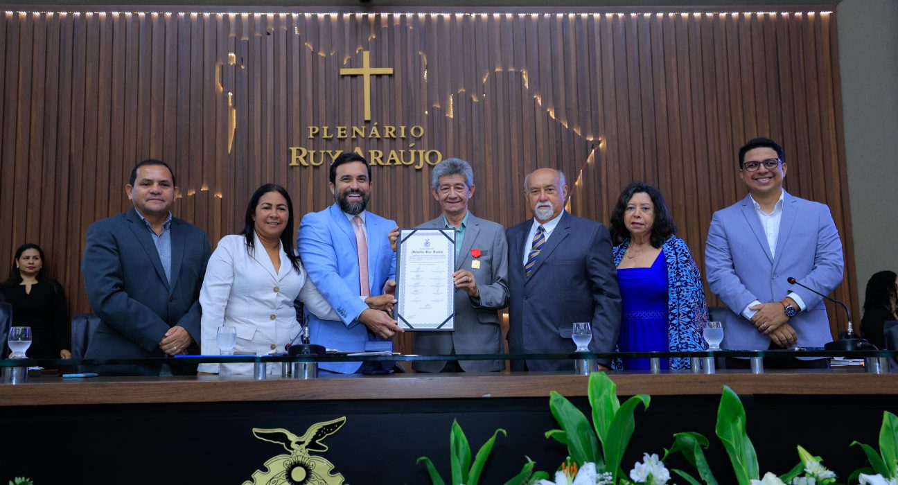Dr. George Lins homenageia prefeitos de Novo Aripuanã e Tefé com a Medalha Ruy Araújo