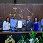Dr. George Lins homenageia Alex Del Giglio com a Medalha da Ordem do Mérito Legislativo